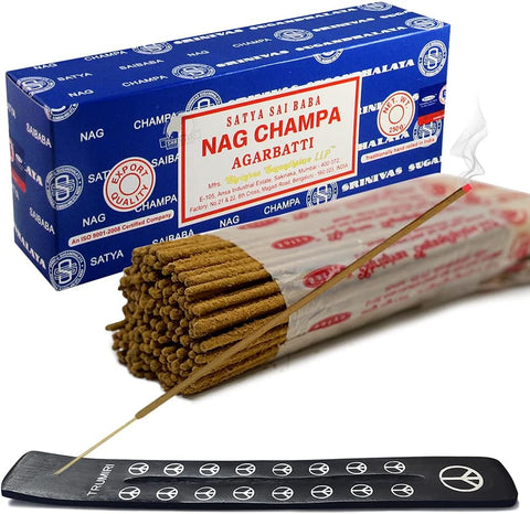 Nag Champa smilkalai (Satya) 250 g mėlyname dėkle, susriestas kuokštas su užsidegusia lazdele ir juodu mediniu laikikliu