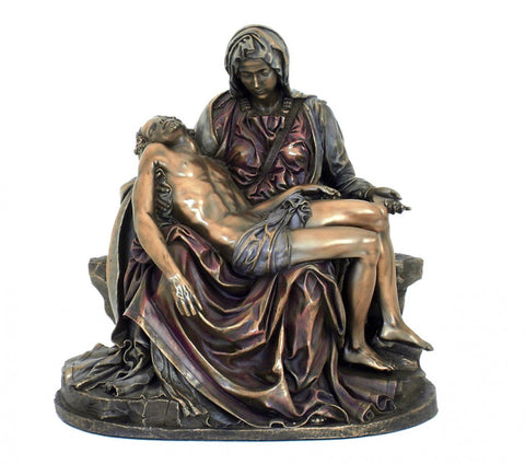 Pietà skulptūra bronzinio atspalvio, detalizuota Mergelės Marijos figūra laiko nukryžiuotą Kristų ant kelių, frontalus kampas ir stalviršio dekoracijai tinkama ukivilkštis