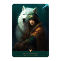 Korta The Companion: iliustracija su dideliu baltu vilku už moters, dėvinčios žalią kepurę ir rudą kailinę, priešakinė kortelės pusė