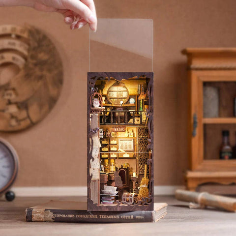 Book Nook medinė diorama su LED – Magic Pharmacist, 282 det., 23×11×18 cm
