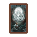 Mėnulio tarot korta, iliustruota mėlyno‑žalsvų tonų, rudas rėmelis, priekinis variantas su zuikiu ir mėnulio deive