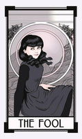 tarot korta The Fool – portreto formato rožinės ir pilkos iliustracija su juoda suknele sėdinčia figūra, vilkais fone ir matomu kortos pavadinimu