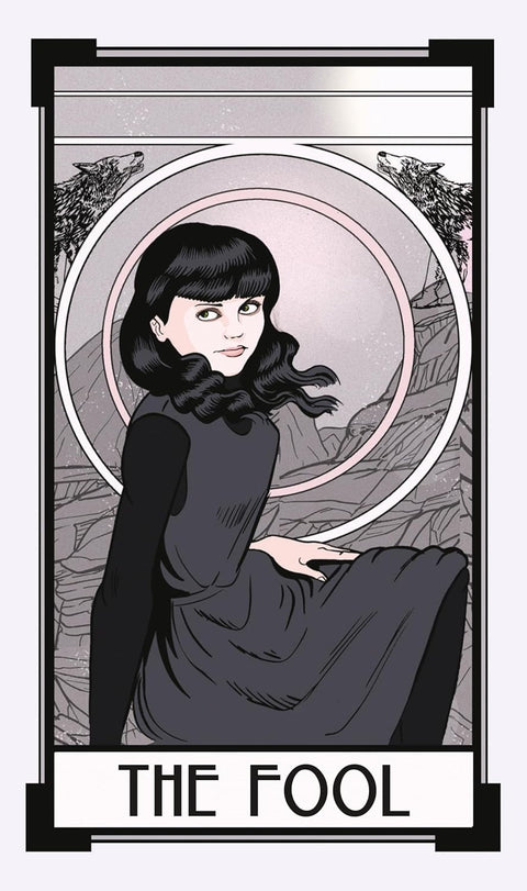 tarot korta The Fool – portreto formato rožinės ir pilkos iliustracija su juoda suknele sėdinčia figūra, vilkais fone ir matomu kortos pavadinimu