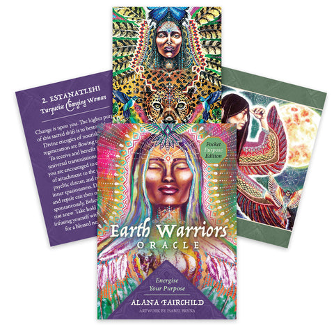 Earth Warriors oracle kortų rinkinys Alana Fairchild, spalvingas kišeninis leidimas su viršeliu ir dviem pavyzdinėmis kortomis, parodytas trijų ketvirčių kampu