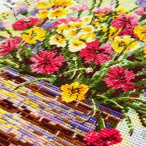 Siuvinėjimo kryželiu rinkinys „Žydinti vasara“ – gėlių krepšelis 25 x 25 cm