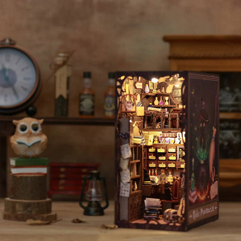 Book Nook medinė diorama su LED – Magic Pharmacist, 282 det., 23×11×18 cm