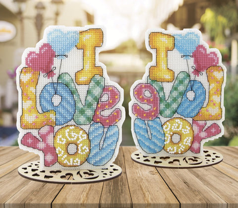 Kryželiu dekoruotas I love you stovas su spalvotais balionais ir ornamentuotu faneriniu padu, priekinis ir šoninis vaizdas