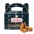 Palo Santo dhoop kūgiai Satya, rudi kūgiai priekyje ir dėžutė su permatomu langeliu, skirti atgalinio srauto smilkalams