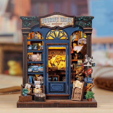 Surenkama medinė knygų diorama–laikiklis su LED „Journey Trace Bookshop“