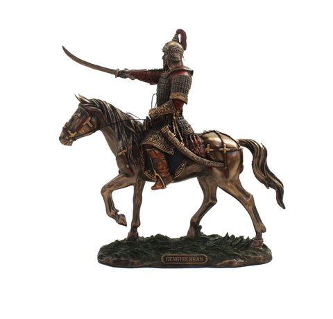 Genghis Khan statulėlė ant žirgo, bronzinės spalvos, detaliai išraižyti šarvai ir pakeltas kalavijas, šoninis vaizdas