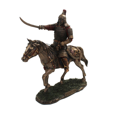 Statulėlė Genghis Khan bronzinio atspalvio, raitelis ant žirgo su pakelta kardu ant žolėto pagrindo, smulkios detalės