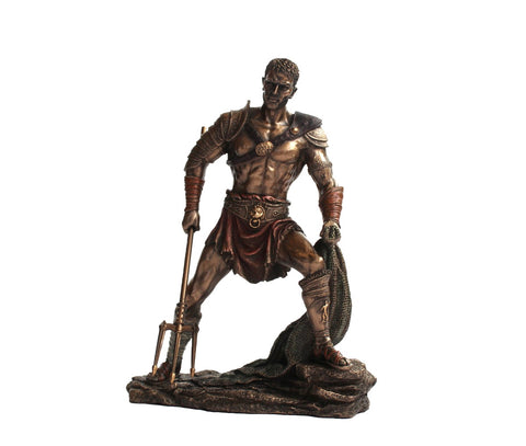 Skulptūra gladiatoriaus bronzinė, stambi figūra stovinti ant uolėtos bazės, laiko tridentą ir tinklą, priekinis kampas