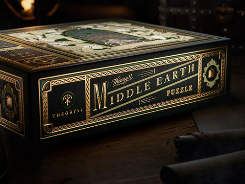 Dėlionė Theory11 Middle Earth prabangi žalia auksinė dėžutės šoninė detalė su reljefu ir ornamentais