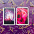 Tarot kortos, dvi atverstos kortos su rožinėmis ir magenta iliustracijomis ant violetinio instrukcijų fono