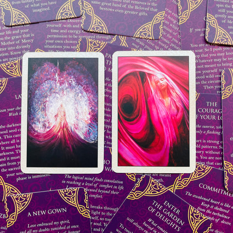 Tarot kortos, dvi atverstos kortos su rožinėmis ir magenta iliustracijomis ant violetinio instrukcijų fono
