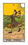 tarot korta Kvailys – Rider‑Waite stiliaus iliustracija su ryškiu geltonu dangumi, keliautoju einančiu per moliūgų lauką