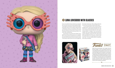 Luna Lovegood figūrėlė su ryškiomis rožinėmis Spectrespecs akinėmis, pilno ūgio ir parodyta iš priekio su violetiniu fonu