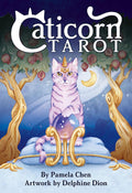 Caticorn tarot kortos – viršelis su rausvu vienaragio katinu sėdinčiu ant pagalvės prie krištolinio kamuolio ir mėnulio