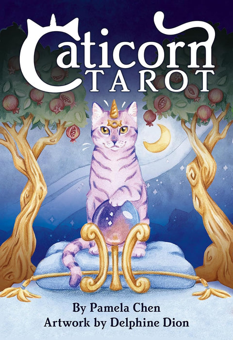 Caticorn tarot kortos – viršelis su rausvu vienaragio katinu sėdinčiu ant pagalvės prie krištolinio kamuolio ir mėnulio