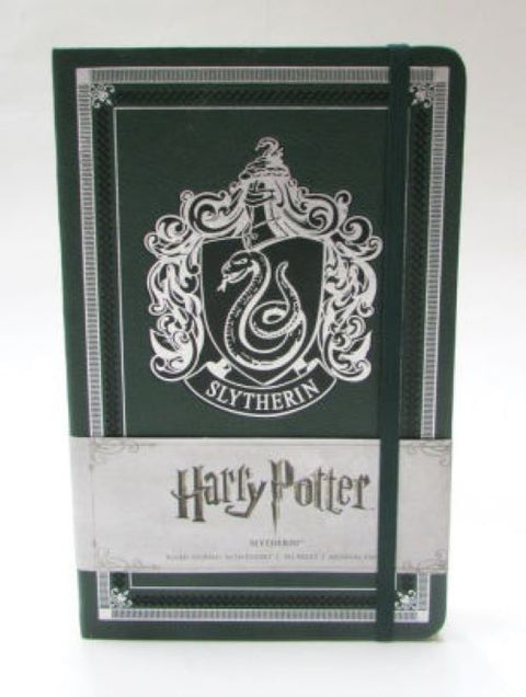 Slytherin užrašų knygutė tamsiai žalia su sidabriniu herbu, elastinga juosta ir baltu Harry Potter lapeliu