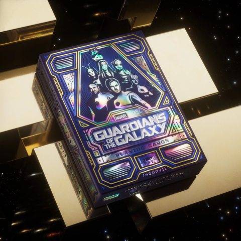 Guardians of the Galaxy kortos su holografiniu mėlyno–auksinio dizaino dėklu, pasvirusiu kampu ant blizgančių aukso plokščių