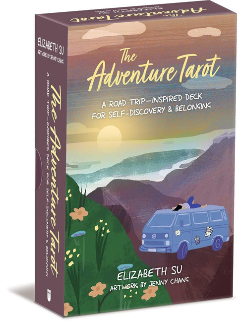 tarot kortos The Adventure Tarot pakuotėje, mėlynas kemperis prie kalnų saulėlydžio ir autoriaus Elizabeth Su vardas