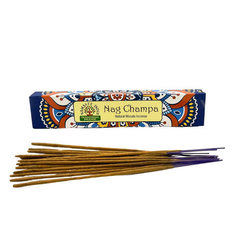 Smilkalai Nag Champa – tradiciniai masala smilkalai su purpuriniais koteliais ir dekoratyvia mėlyna pakuote, rodomi iš priekio