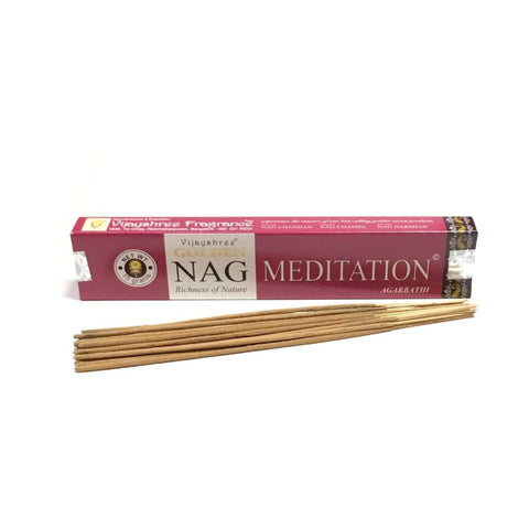 Smilkalai Vijayshree Nag Meditation rožinėje pakuotėje, atidaryta dėžutė ir keliolika išdėstytų medinių pagaliukų