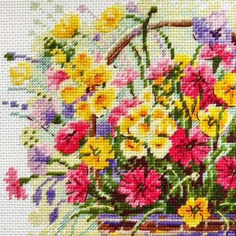 Siuvinėjimo kryželiu rinkinys „Žydinti vasara“ – gėlių krepšelis 25 x 25 cm