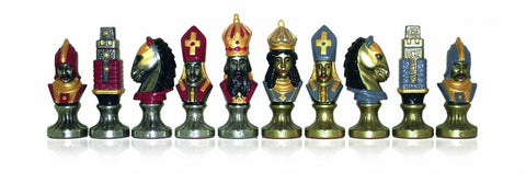 Šachmatų figūros metalinės, auksu, raudonu ir mėlynu akcentu, istorinių galvų rinkinys rodomas priekyje