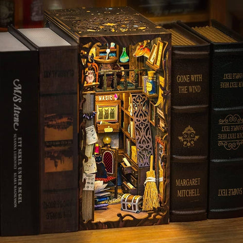 Book Nook medinė diorama su LED – Magic Pharmacist, 282 det., 23×11×18 cm