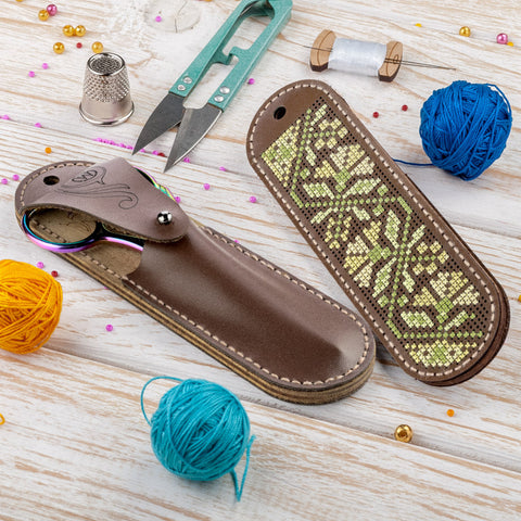 Žirklių dėklo siuvinėjimo rinkinys „Pienės“, dirbtinė oda – Wonderland Crafts