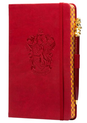 Gryffindor sąsiuvinis raudonas (A5) su įspaustu keturių namų herbu, geltonai-raudonais kraštais ir rašikliu su liūto pakabuku