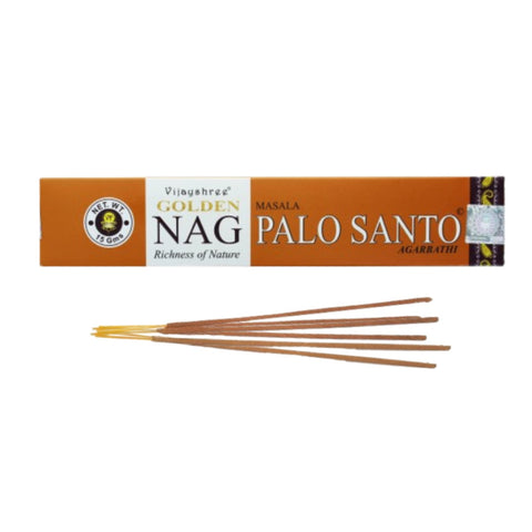 Palo Santo smilkalai Golden Nag oranžinėje dėžutėje su išskleistomis lazdelėmis priekyje, pabrėžia natūralų aromato variantą