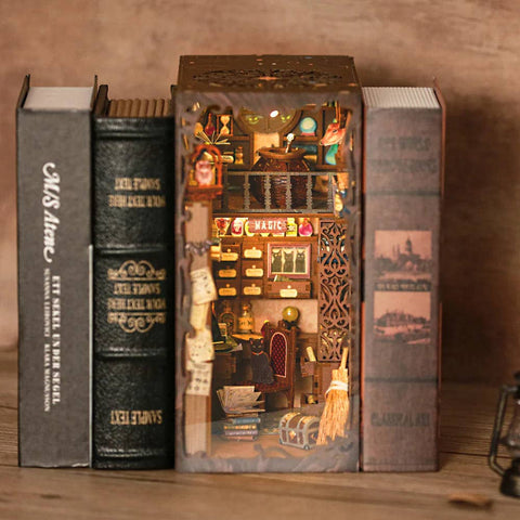Book Nook medinė diorama su LED – Magic Pharmacist, 282 det., 23×11×18 cm
