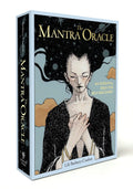 Mantra Oracle kortų rinkinys su Lili Barbery‑Coulon iliustracija ant dėžutės, šviesiai mėlynas rėmas, priekinis kampas