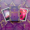 Rumi Oracle kortos Alana Fairchild purpuriniame Pocket Edition dėkle, dvi skirtingos paveikslinės kortos ant stalo, viršutinis planas