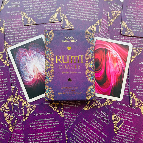 Rumi Oracle kortos Alana Fairchild purpuriniame Pocket Edition dėkle, dvi skirtingos paveikslinės kortos ant stalo, viršutinis planas