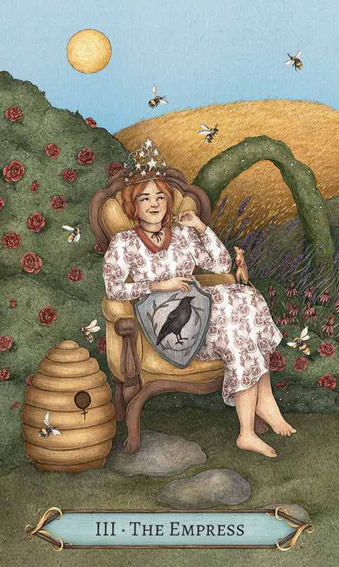 Tarot korta Imperatorė, iliustruota moteris su karūna ir skydeliu sėdinti tarp rožių ir avilio, žalia‑auksinė paletė