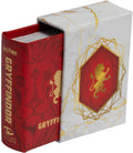 Gryffindor knygos formos dovanų dėžutė, raudona nugarėlė su aukso liūtu ir marmuriniu baltu slipcase'u, iš dalies ištrauktas kampinis rakursas