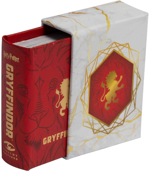 Gryffindor knygos formos dovanų dėžutė, raudona nugarėlė su aukso liūtu ir marmuriniu baltu slipcase'u, iš dalies ištrauktas kampinis rakursas