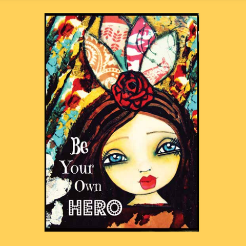 Plakatas: spalvingas portretas su stilizuota mergina ir raudona rože bei įkvepiančiu užrašu Be Your Own Hero