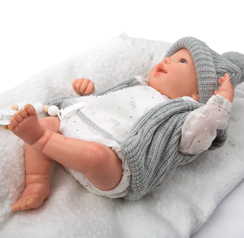 Arias Reborn lėlė kūdikis Daniela 45 cm – pilki rūbeliai, rankų darbo