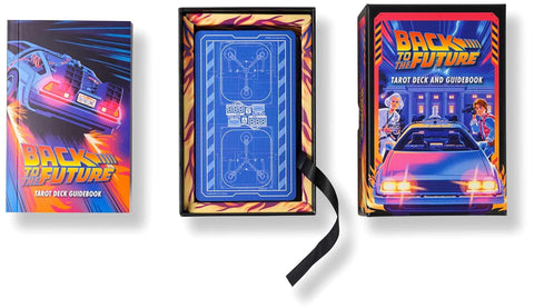 Back to the Future tarot kortos komplektas su spalvingu dėklu, atidarytu vidumi, juodu juostiniu raišteliu ir mėlynomis kortų nugarėlėmis