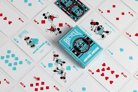 Bicycle kortų kaladė Minnie Mouse, turkio spalvos dėžutė centre ir išklotos kortos su Minnie iliustracijomis bei raudonais ir mėlynais ženklais