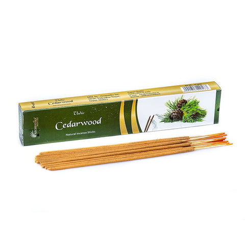 Smilkalai Cedarwood rinkinys – žalios auksuoto dizaino pakuotės kedro kvapo lazdelių komplektas, išdėstytas ant balto fono