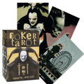 Joker tarot kortos – tamsi dėžutė ir trys atvertos kortos su siurrealistinėmis iliustracijomis, įskaitant Ratą