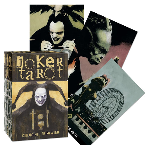 Joker tarot kortos – tamsi dėžutė ir trys atvertos kortos su siurrealistinėmis iliustracijomis, įskaitant Ratą