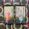 Tarot kortos dviejų kortų komplektas — Bastoni (lazdelių) moterys su auksiniu ornamentu, viena raudona, kita gėlėta