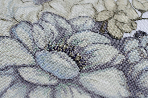 Išsiuvinėtos pilkšvos gėlės, detalė iš arti